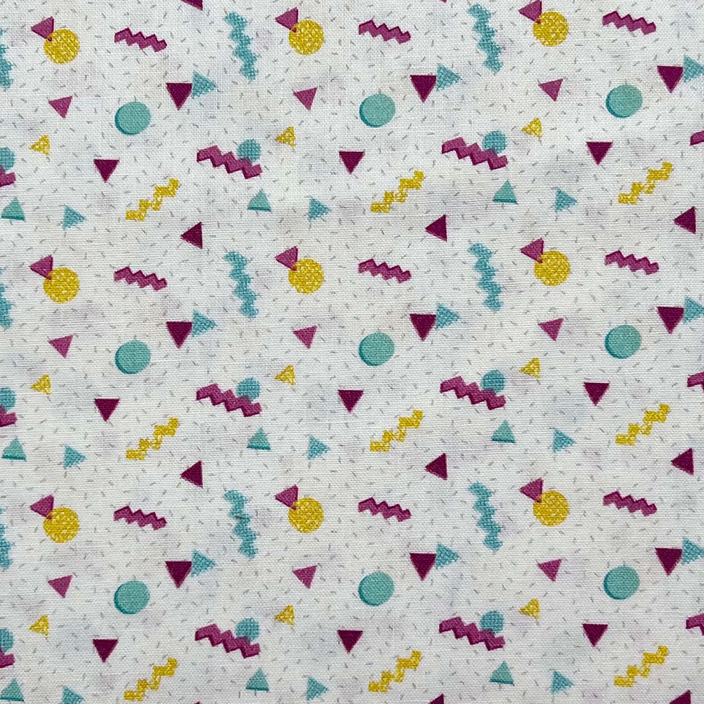 Tessuto a fantasia geometrica anni ottanta su fondo bianco