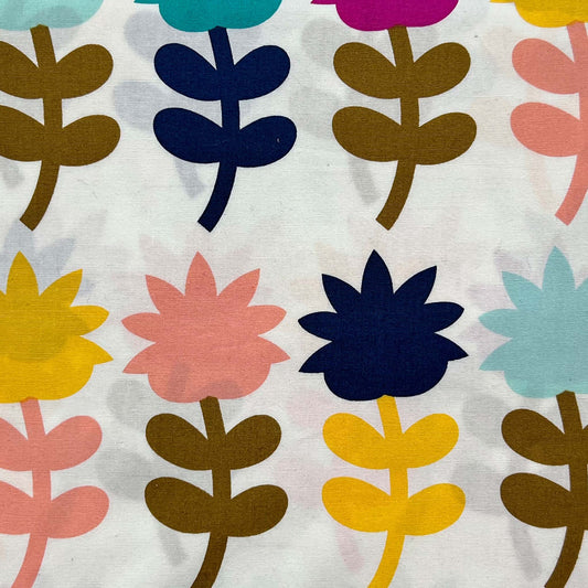 Tessuto a fantasia con fiori stilizzati su fondo bianco