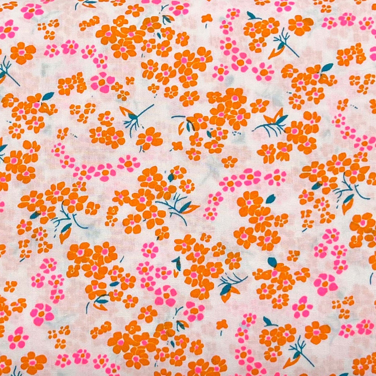 Tessuto con fiorellini arancioni e rosa fluo