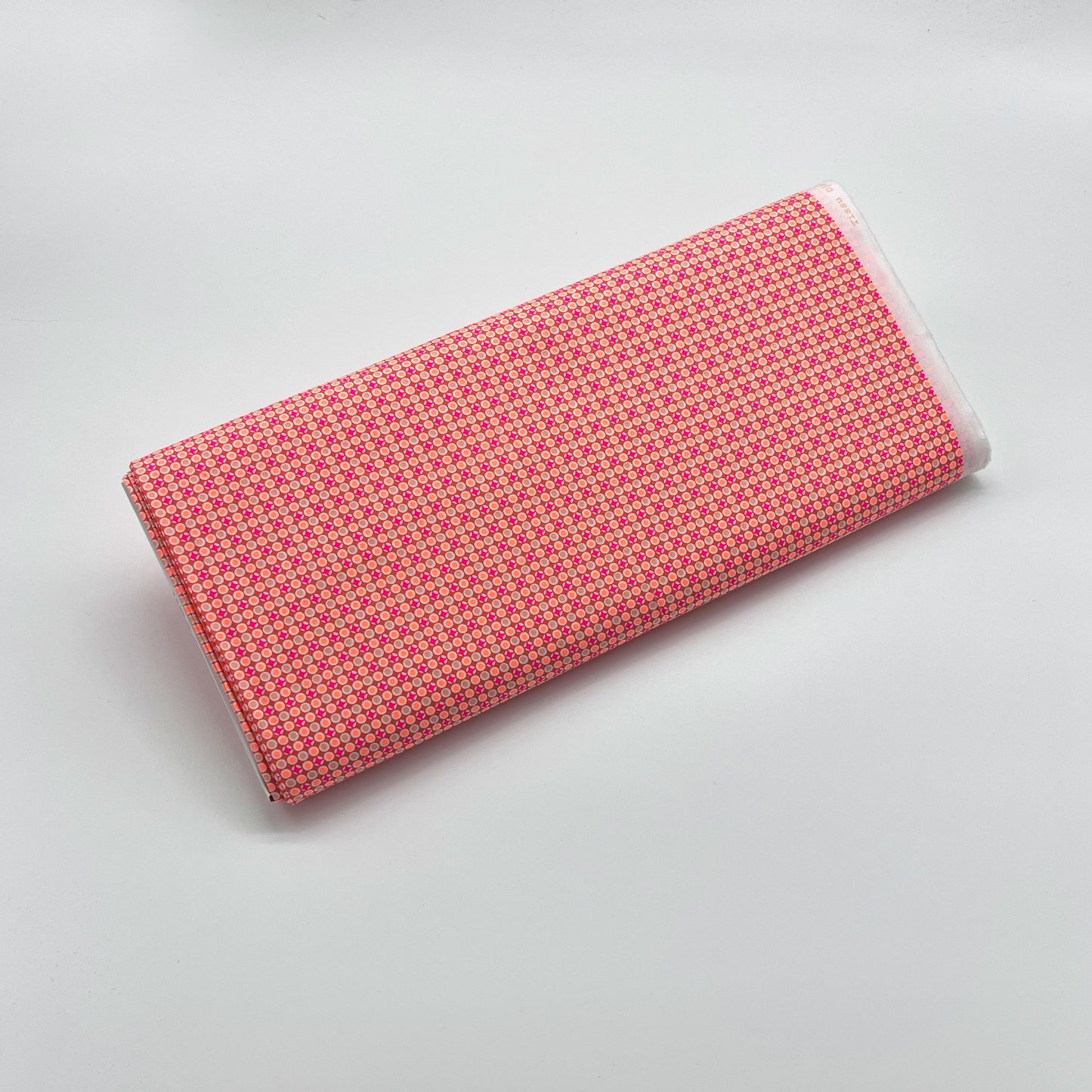 Tessuto fantasia geometrica con pois arancioni e fucsia