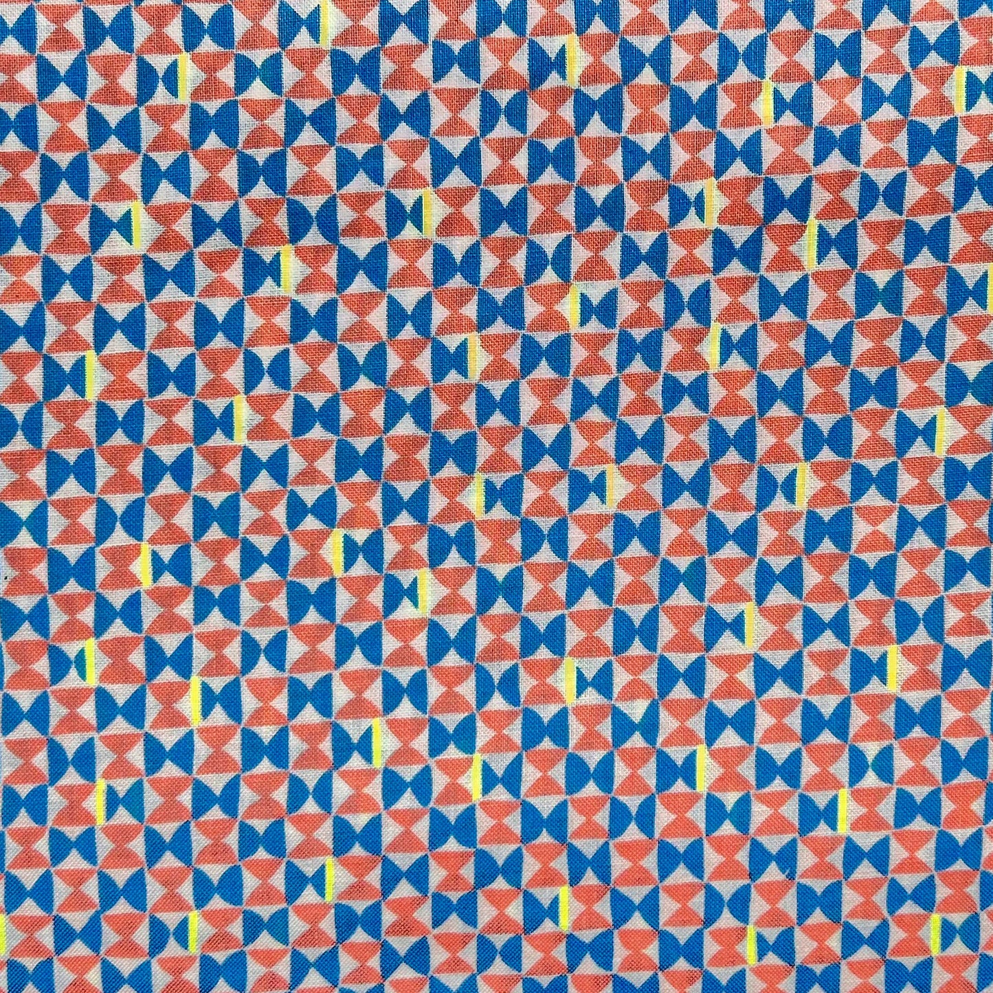 Tessuto a fantasia geometrica rosa e blu