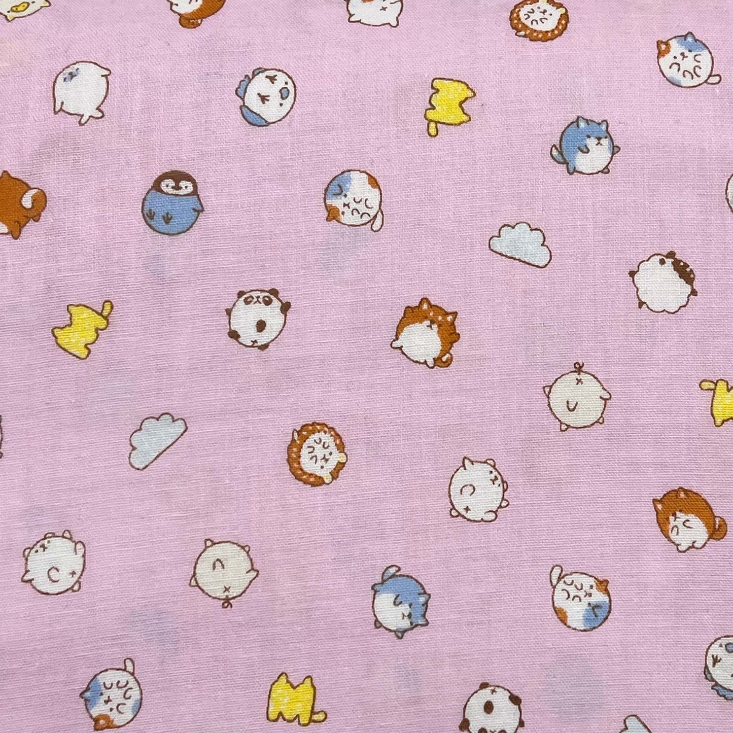 Tessuto leggero a fantasia (mussolina) su sfondo rosa