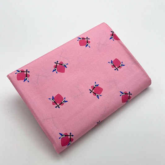 Tessuto fantasia con chitarre elettriche su fondo rosa