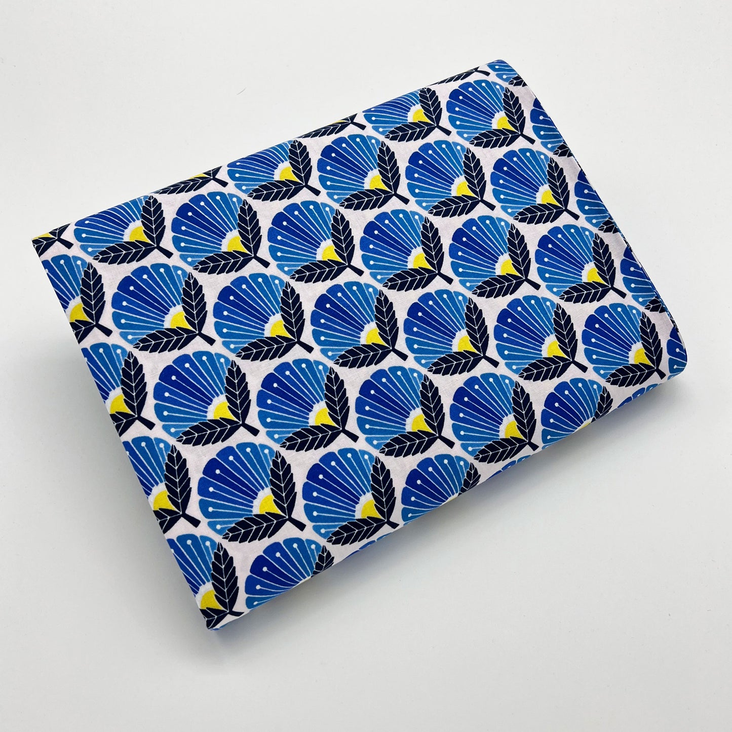 Tessuto a fantasia geometrica con fiori azzurri