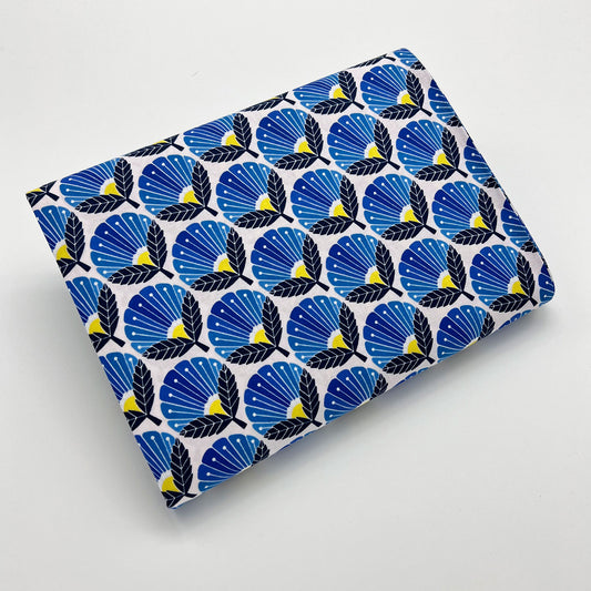 Tessuto a fantasia geometrica con fiori azzurri