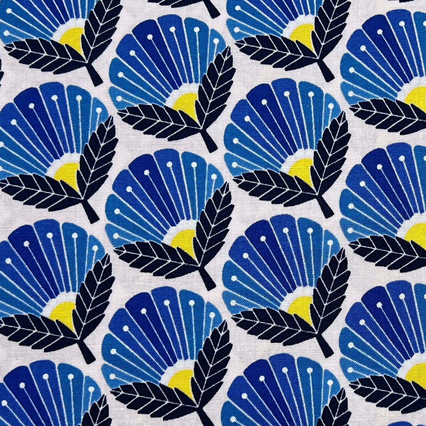 Tessuto a fantasia geometrica con fiori azzurri