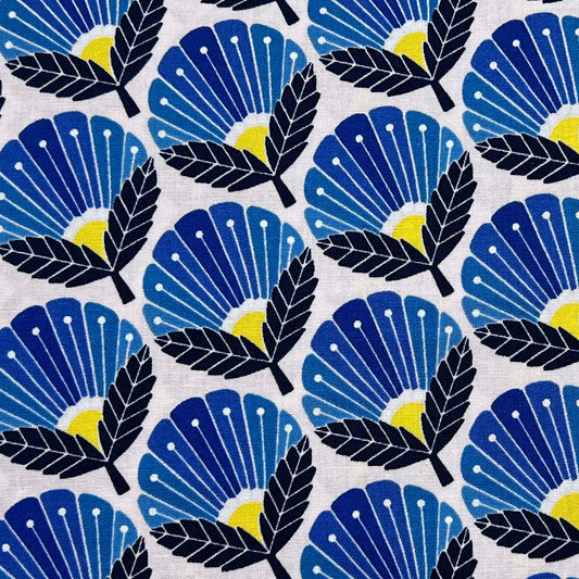 Tessuto a fantasia geometrica con fiori azzurri