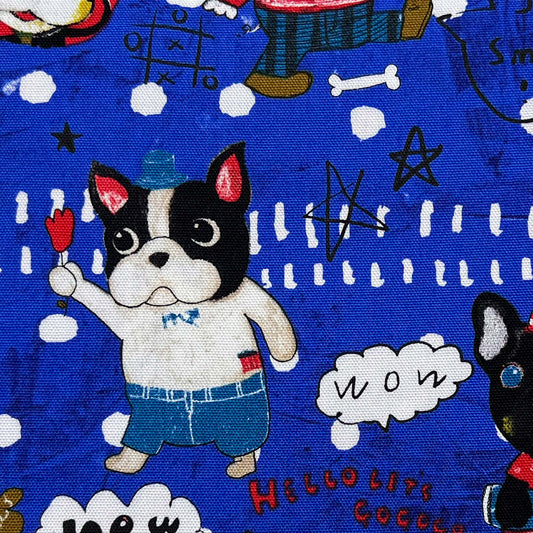 Tessuto a fantasia con bulldog francesi su fondo blu elettrico