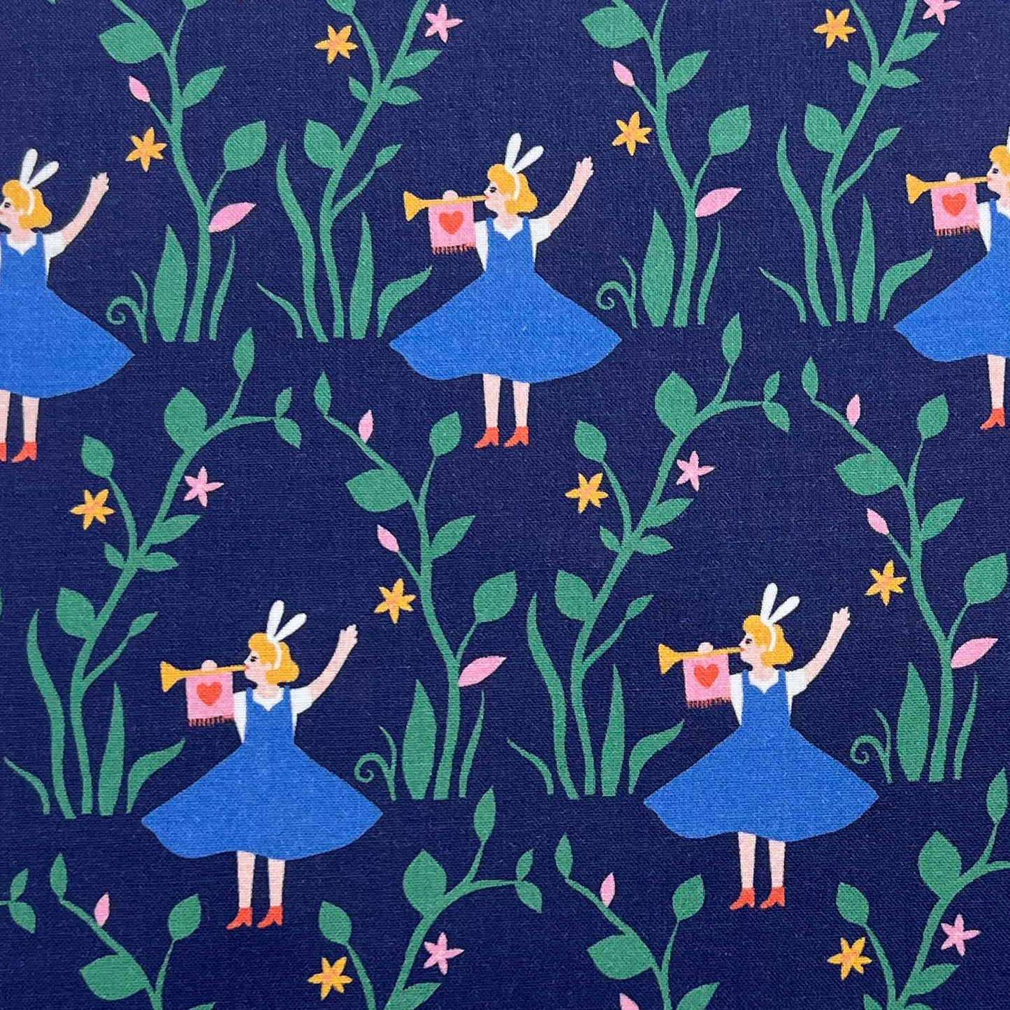 Tessuto a fantasia con Alice su sfondo blu