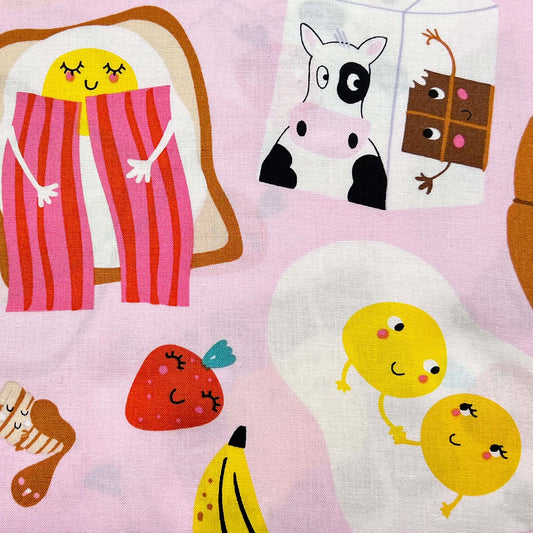 Tessuto a fantasia con cibo su sfondo rosa