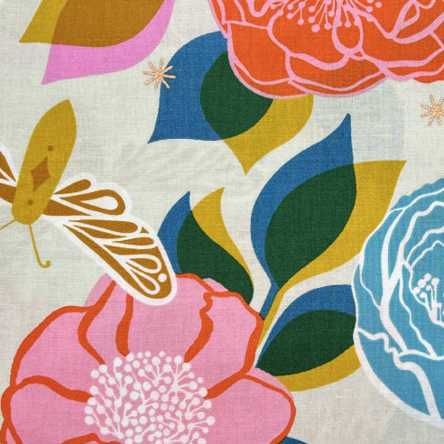 Tessuto a fantasia con fiori e farfalle