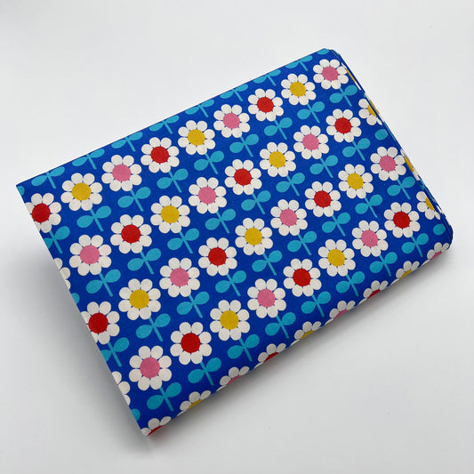 Tessuto a fantasia con fiori su sfondo azzurro
