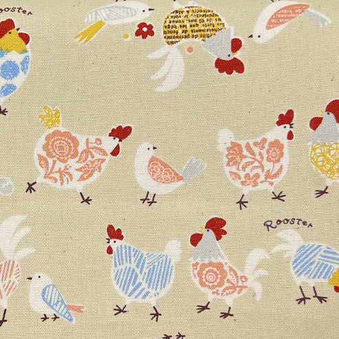 Tessuto a fantasia con galline su sfondo ecrù