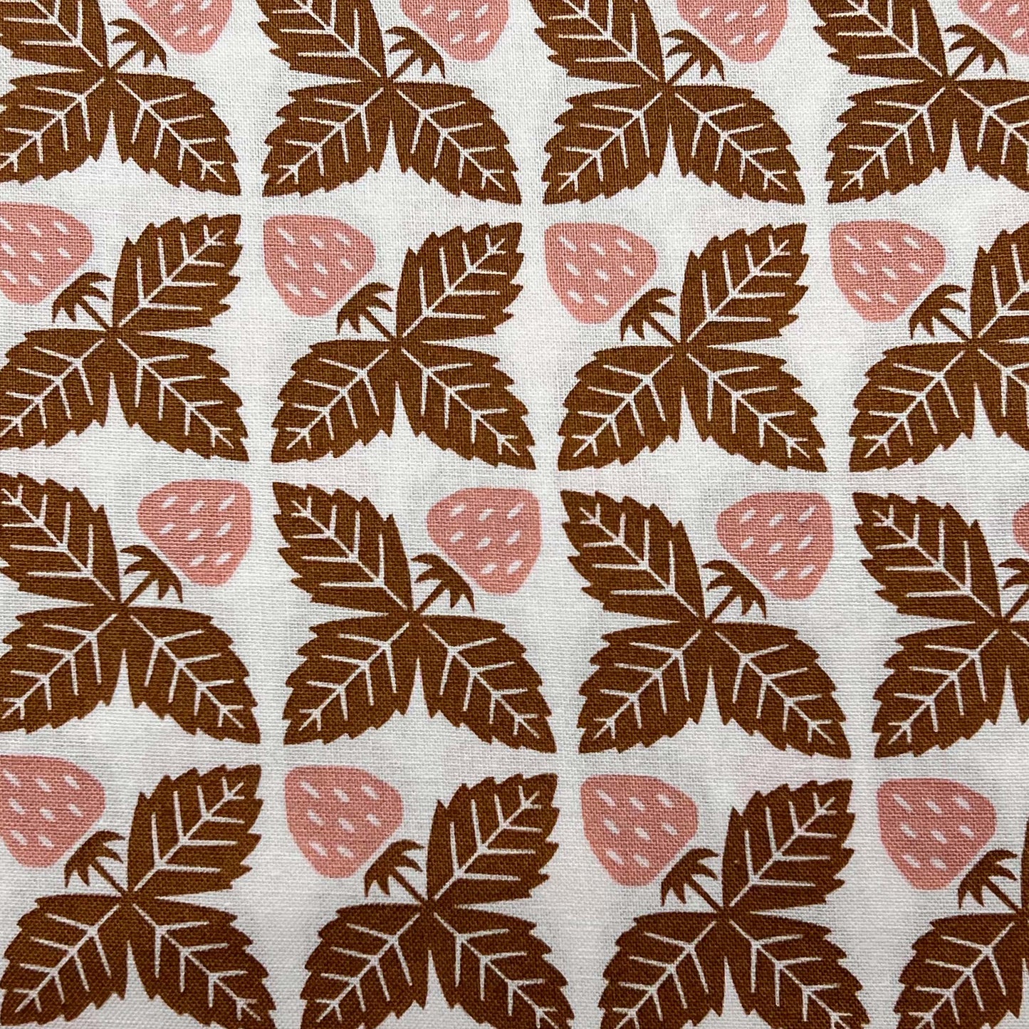 Tessuto a fantasia geometrica con fragole rosa su fondo bianco