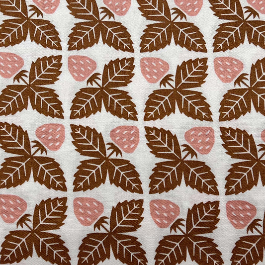 Tessuto a fantasia geometrica con fragole rosa su fondo bianco