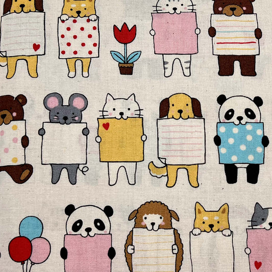 Tessuto a fantasia con animali su fondo ecru
