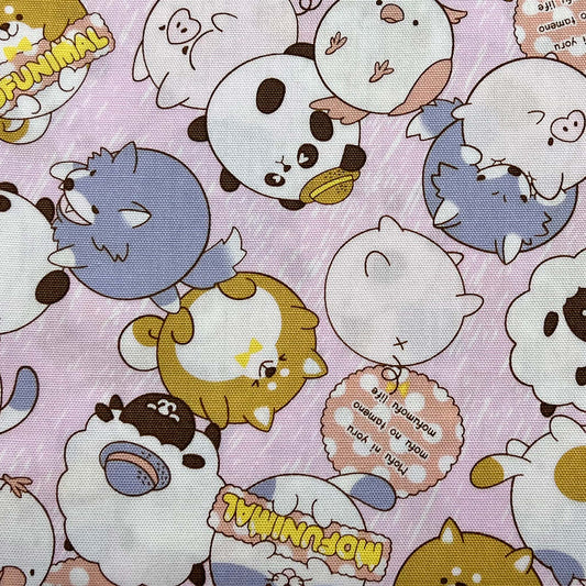 Tessuto a fantasia con animali su fondo rosa