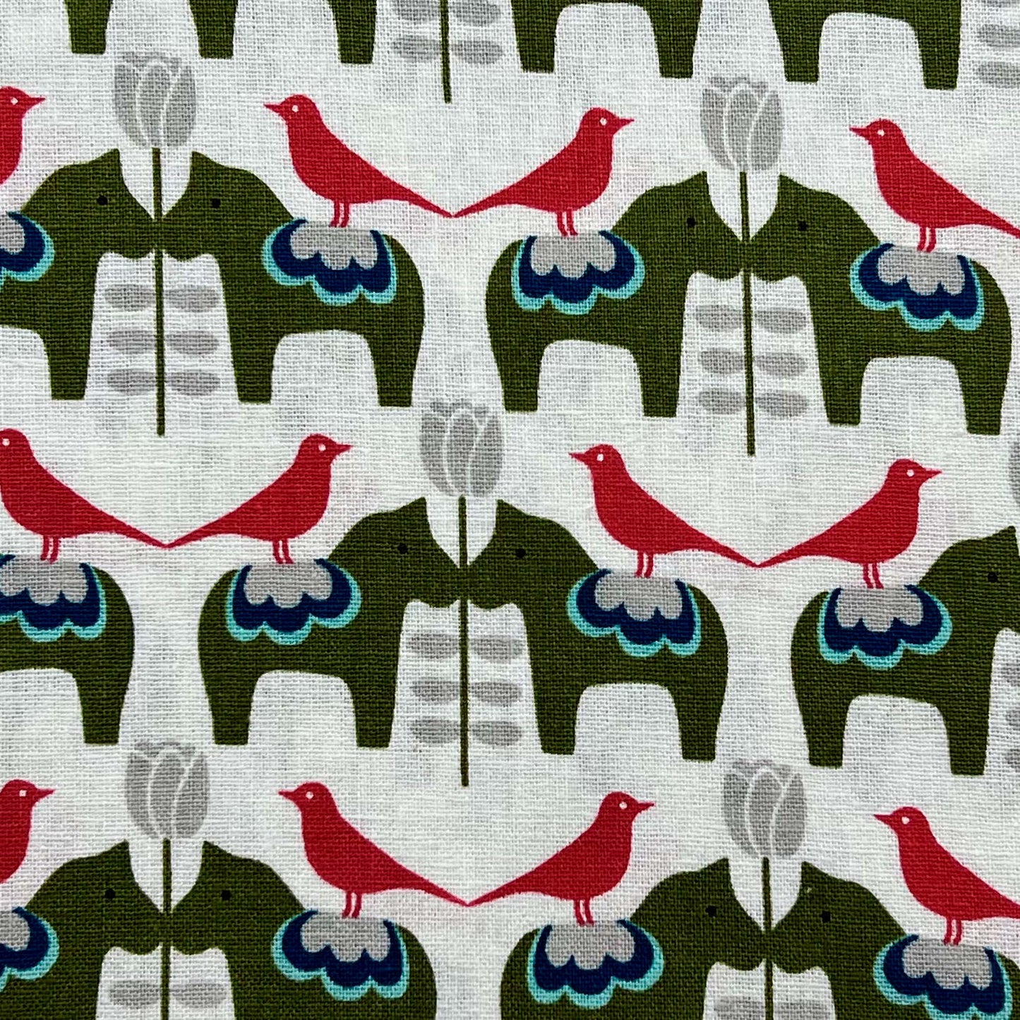 Tessuto a fantasia geometrica con animali su fondo neutro