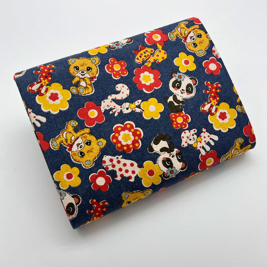 Tessuto a fantasia vintage con animaletti su sfondo blue jeans
