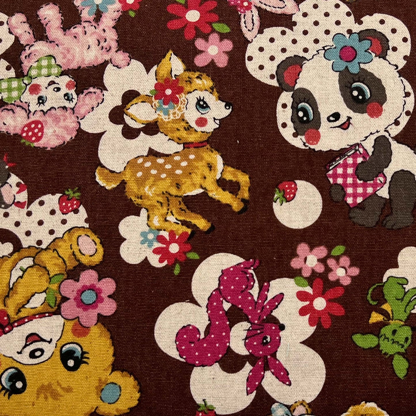 Tessuto a fantasia vintage con animaletti su sfondo marrone