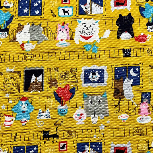Tessuto a fantasia con animali su fondo curry