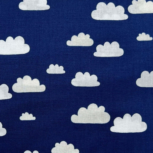 Tessuto a fantasia con nuvole bianche su fondo blu