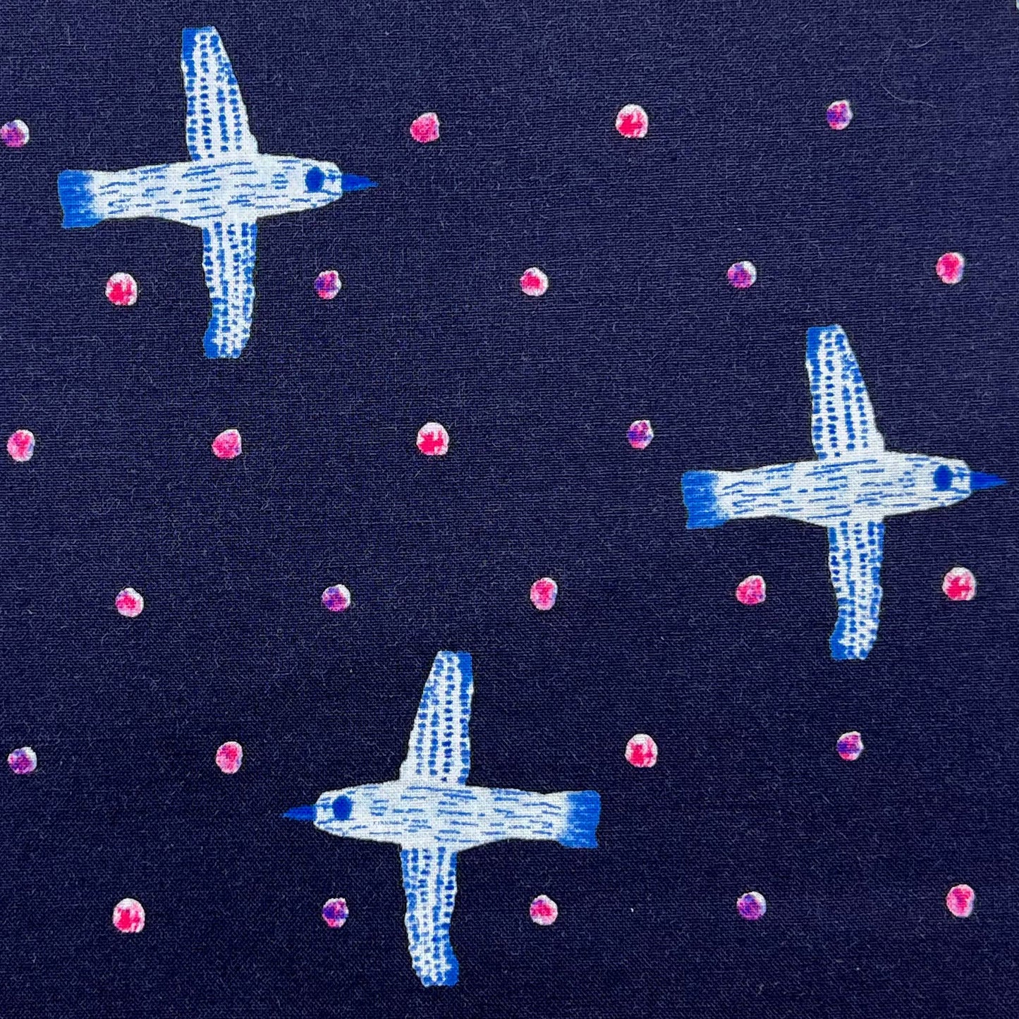 Tessuto a fantasia con gabbiani su fondo blu