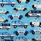 Tessuto a fantasia con macchine della polizia su fondo azzurro