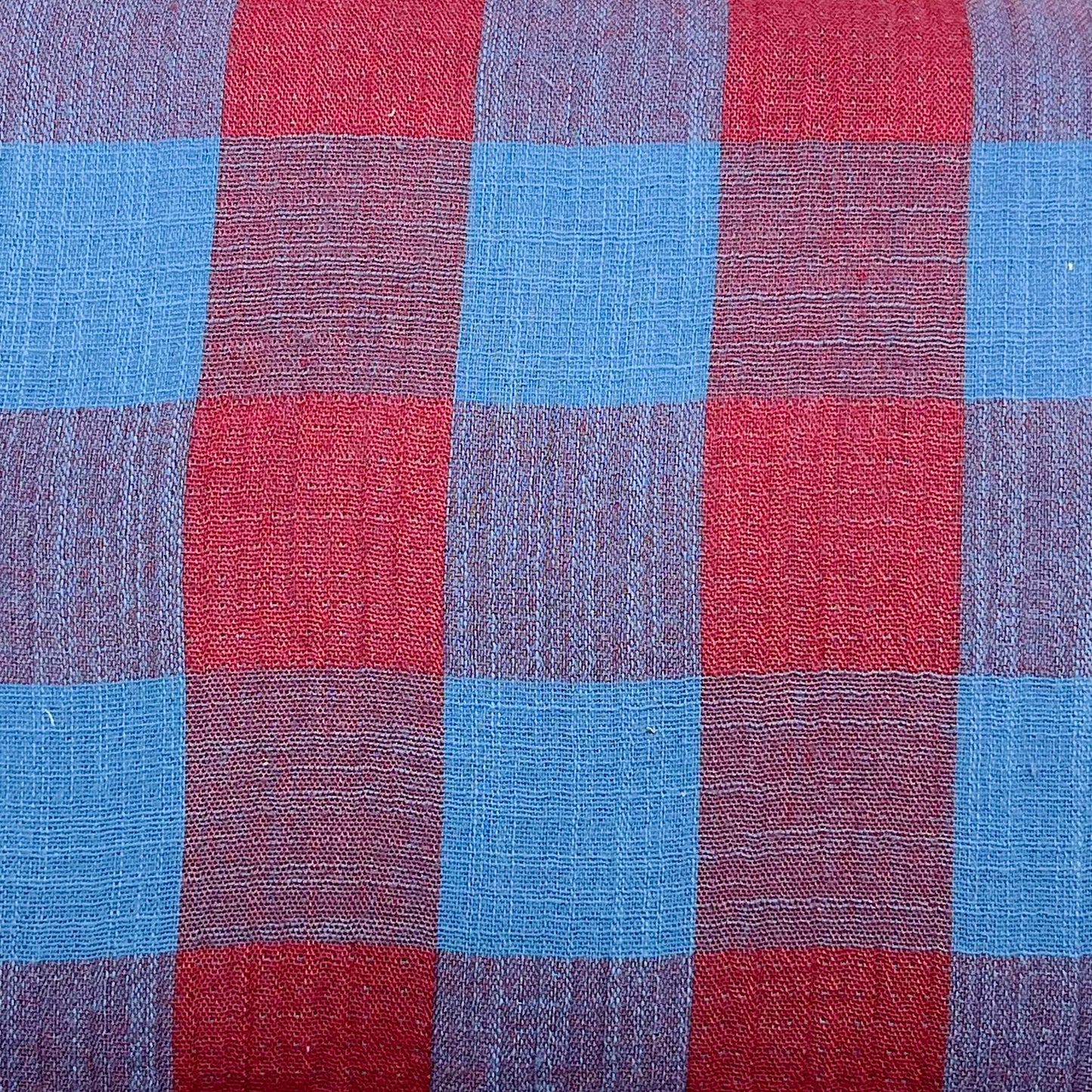 Tessuto in mussola vichy a quadrettoni rosso e azzurro