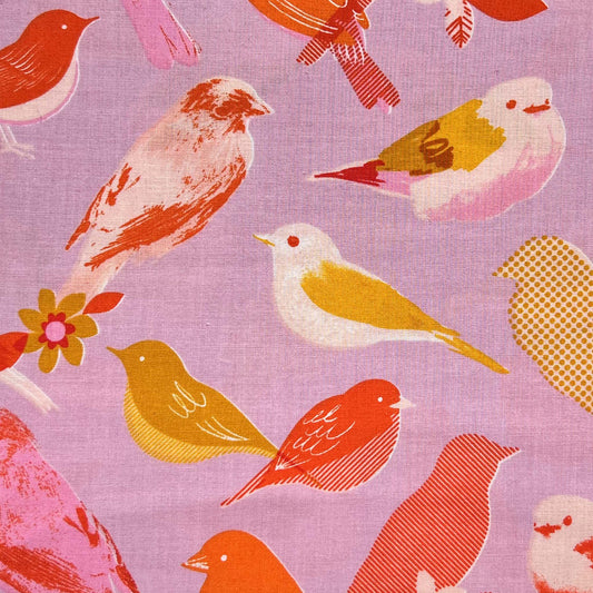 Tessuto con uccellini a sfondo rosa
