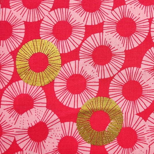 Tessuto a sfondo rosa con fantasia geometrica e dettagli oro metallizzati
