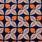 Tessuto a fantasia geometrica con fragole arancioni su fondo blu
