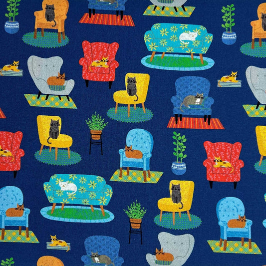 Tessuto a fantasia con gatti in poltrona e piante su base blu