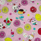 Tessuto a fantasia con animaletti giapponesi e limoni su base rosa